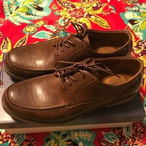 Men’s brown leather dress shoes